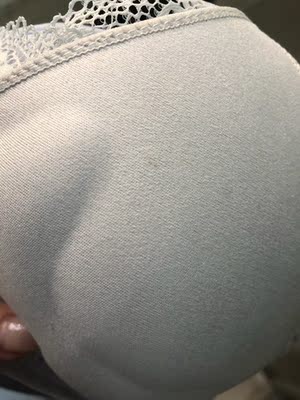 做工很一般，而且像旧的，表面有划痕，里面有小污点，对不起这个价格，舒适度和面料还可以，细节需要改进