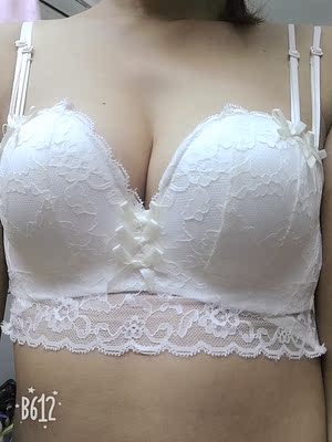 今天收到的快递 一下买了两套，款式不错很漂亮 价格也不贵，关键是聚拢效果也很好 有拍图很不错的内衣 下次还会在来，推荐够买