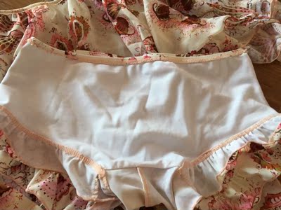 发货速度，快递很给力，这么热的天快递们奔波在途中，实属辛苦，客服推荐的尺码很正，合适，穿上不露小嘟嘟，穿上试试，质量不错，效果很满意，我觉得这个颜色很显皮肤白，拍照效果搭的很亮，喜欢的小主放心拍奥，谢谢客服耐心答复！五星送客服，好评走着，本人保守具体照片不上图。