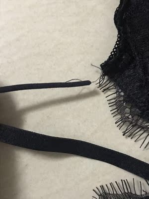 尊敬的商家，发货前能不能辛苦一点先检查一下货物才寄出呢，我一打开准备试穿时，小带子就脱了出！