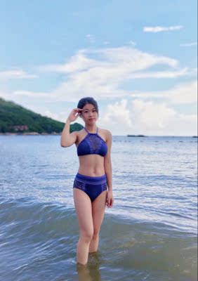 料子很细腻,网状的也不容易扯坏质量很好,主要款式很喜欢,颜色显得皮肤好白,还送了防水袋直接把要带的放进去方便,很满意 料子很细腻,网状的也不容易扯坏质量很好,主要款式很喜欢,颜色显得皮肤好白,还送了防水袋直接把要带的放进去方便,很满意