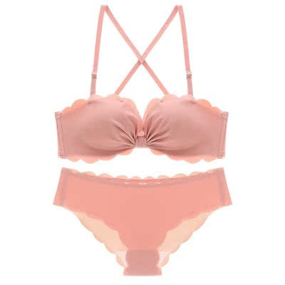 款式非常的喜欢，料子穿上很舒服，花边的图案，很显可爱，粉色的，很少女，上薄下厚，无钢圈设计，穿起来聚拢效果很棒，穿上也不压胸，感觉棒棒哒🎉🎉🎉