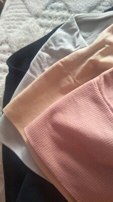 短裤收到了，除了档部，其余的不是纯棉的，试穿一下还可以吧，不知道能不能有提臀效果，快递很给力，习惯好评，服务态度有很好。
