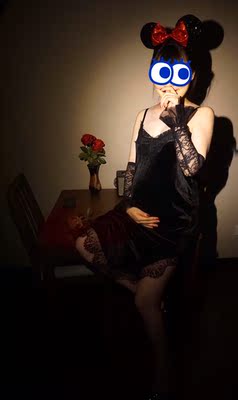 衣服非常好 非常干净 感觉跟新的一样 而且有淡淡的洗衣粉香味 老板人更好 本来说好这周一开始租五天的 结果赶上老公天天开会 没有时间给我照 本来想加钱延迟一天退衣服的 老板很爽快延迟一天还不用加钱 虽然赶上周四老公下午提早回来给我照了 提前还了衣服 但是还是很感谢老板让我延迟 这样我心里也有底儿不着急了