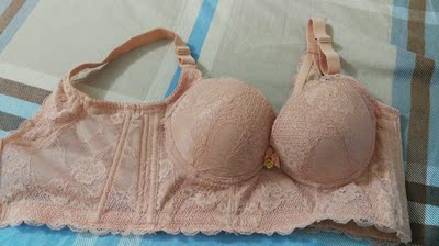 這是我第二次購買了。第一次買的是薄款也不錯，可能是薄款吧，包得不太實，也可能是胸部小吧！😂。這次買的是厚的，剛剛好，聚攏效果很好，背部包的也很舒服，料子也很好，會繼續光顧的。