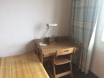 评测点评给孩子买生活了望塔学习桌怎么样,好用吗?是实木的吗?