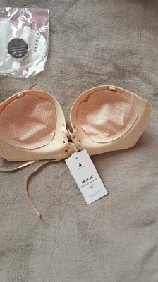 内衣收到了，精美盒装，罩杯大小很合适，聚拢效果很好，粘性好不掉，很喜欢