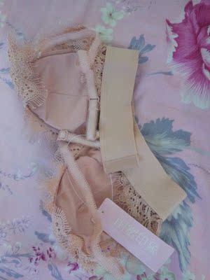 颜值超高，本来是冲颜值买来试试看的，相比价钱来说不是报有很大的期望，没想到价格这么好，物品也很良心，超级满意，里面的设计也很好，有海绵垫可以抽出来，不能说很舒服都还可以，打算再买一件。价格超级良心！