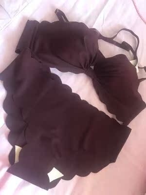 宝贝到了！质量特别好！试穿了下！特别舒服！还特别隆胸！超级性感！准备再入一套黑色！喜欢的宝宝们赶紧入手把！卖家服务态度也是超级的好！老顾客了！赞赞赞！