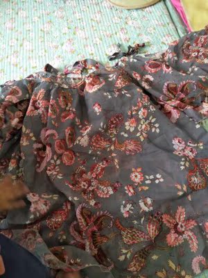 泳衣整体挺好的，就是外衣有点小失望，做工有点毛，太肥了，亲们可以大胆到的购买，很拢胸，我身高165体重115斤，平时穿36c我买的L号上衣正好，本人腿有点粗，平角裤有点嘞腿，建议腿粗的妹子买大一号！