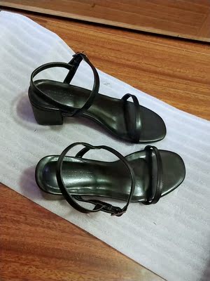 鞋子是真的好！以前差不多的鞋子买过两双，这次买的一点儿也不会磨皮，直接很好！跟的高度也很舒适，走路不累！物美价廉！