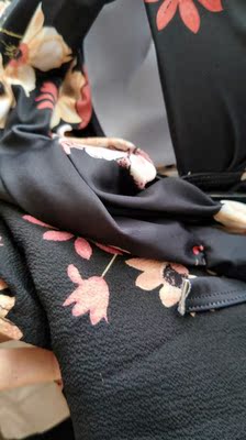 太久没在淘宝买衣服，都忘了图片与实物不符的事儿了。。泳衣也是衣服啊，唉。。。 花色跟图片有差距，实物显得老气！俗。。不天仙穿不出去啊。质感做工也比较差，吊桥的带子设计的不走心。。因为是发转运公司的，退换货运费比东西还贵，就算了，已经闲置。