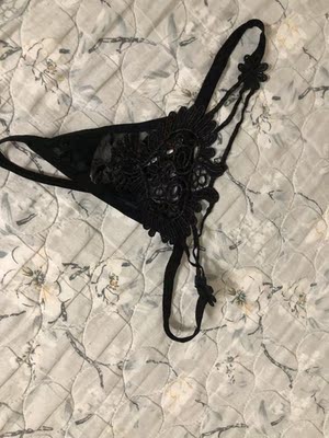 这个内裤买的我真的得狂赞，主要是店家人很好，因为其他店都是十九块钱四条，他十九块钱五条，质量还这么好，不热销上去没道理啊，我就留言四条，还非送五条来，哈哈，真的很不错，虽然是还没穿，洗了晾起来了去去味，但是质量摸得到，特别是蝴蝶结的这件特别大爱，性感又不失优雅，早知道全要这个款式了，不过穿得好继续买也好啊，又便宜又性价比高，重中之重的不二选择