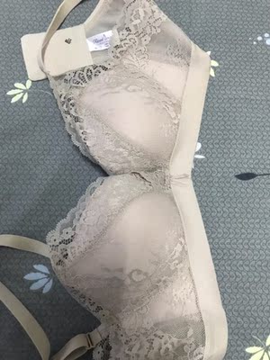 很漂亮 也很舒服 大小也合适，稍微有点紧，穿穿之后应该就合适了，物流也特别快，内衣的气味也不大，洗洗晾晒下应该就没味了