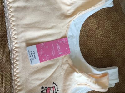 女儿说穿起来很舒适透气，纯棉材质还吸汗。款式设计的也很不错，穿起来不嘞肉。很满意