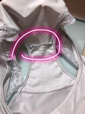 灰色这条收到还以为是瑕疵品 结果客服说就是这样设计的 太坑人了 千万别买这个灰色 不明白上面不锁边的意义何在 穿着里面都不舒服 &hellip;&hellip;