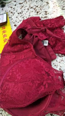 我手机比较亮，实景图片比第一张还黑，还他们图片颜色根本不一样，内衣味太重要了，你们卖的这个内衣弄穿吗？不是坑人吗，你们良心过得去吗？卖给我们这样子的内衣