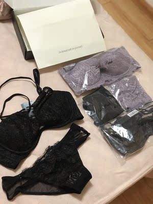 生完宝宝，胸部副乳比较严重，胸部也有点外扩，而且肩膀比较窄，平时穿内衣，经常掉肩带，这次买的这件，真的超级满意，图片没有加滤镜，蕾丝超级美，包装也精致，买了一堆，都很满意，讲真，大胸不容易买到合适的内衣，这个很好，毫不逊色我在专柜买的大几百的