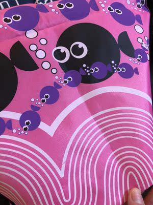 孩子学游泳 比较了多家店铺 最终选择这家  果然没有失望 泳衣质量非常好 根据文案中表述的尺码大小选择 也正好 果断再下一套 让妹妹也学起来 送的泳袋质量也非常好 建议购买