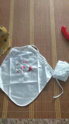 第一想到买肚兜穿，夏天太热了！晚上穿肚兜睡觉不紧凉快还特别舒服，比穿睡衣舒服多了！第次买肚兜就没让我失望，质量好料子特别舒服，做工精致，每一处细节都做得刚刚好！穿上非常合身，这款肚兜颜色也特别好看清爽优雅华丽都体现出来了！特别满意赞👍