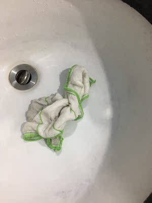 到货速度挺快的，东西质量也说不出 好不好 收到衣服就打开准备洗洗 一下水 严重掉色 把我家的洗脸水池都染上颜色了 后面擦布擦 都擦不干净。实在是不敢穿。。。