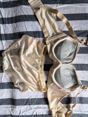 真的比较厚！105斤以上的就别买内裤了，穿不了