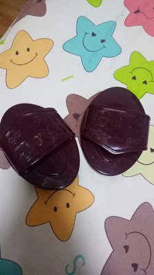 经络刷很大呢，刷起来并不疼，很好用，还赠了一瓶精油和经络图