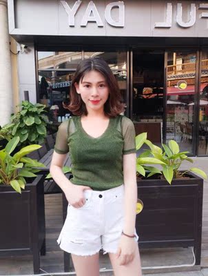 衣服bling bling好好看耶 超喜欢 面料也不扎人 V领设计很美腻 随便搭配都很ok 出去约会回头率会很高 哈哈 喜欢