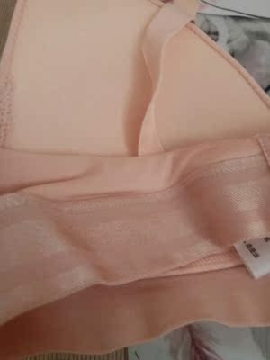 内衣很舒服啊，薄薄的但是也不凸，不勒，下水不浮色，偶然发现的这家店，只会会回购的。无色差，表白包装袋，哈哈还可以当收纳袋的。