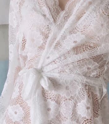 宝贝收到了，盒子包装精美，睡衣性感穿着舒服，外搭平时搭个吊带也可以穿，不扎手，腰间还有绳，不是薄薄的一层，料子穿着滑滑的，舒服