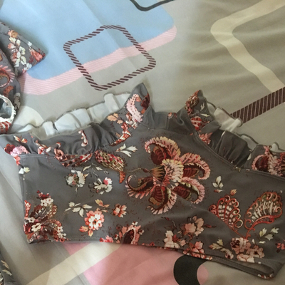 看着还行吧，三件套装  里面两件感觉还可以吧，外面一件不知道是什么布料，送了一个防水袋不知道可不可以用，怕进水，