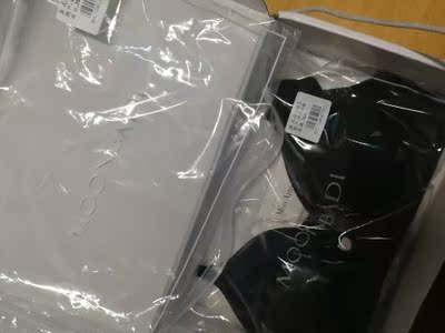 灰褐色的那件我已经洗了穿在身上了就没有拍图，内衣版型很好看，我是小🐻之前买过下厚上薄的内衣不好穿，后来就一直穿运动内衣，在小红书上看了之后来买的，穿上没有空杯，面料流年款是滑滑的，还不错，穿了肩带也没有经常掉，挺满意的