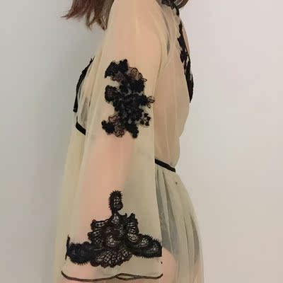 面料手感很光滑，质量很好，另外整体非常性感，老公都说我穿这个非常的撩，对了，别看这件睡衣是连体的，但是裆部有暗扣的哟，你们懂的