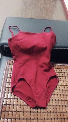 买了吊带还送了胸垫，非常喜欢，快递也很快，面料透气，穿去练功一点也不闷，弹性也可以，观望的小姐姐们放心，这个吊带不会透的哦，喜欢就赶紧下手吧