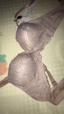 内衣真的不错的 适合小胸聚拢的 颜色很好看 样子也好看 非常满意