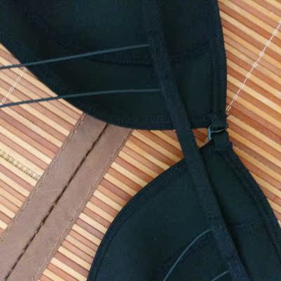 有一点浮色,没有多余的线头,不会凸点,带子也没有很勒 有一点浮色,没有多余的线头,不会凸点,带子也没有很勒