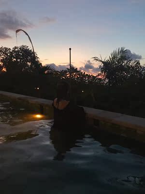 已经买过好几次了 东西超级好 、很遮肉 、而且质量很好、到的也很快、每次出去玩都会买一套 、已经是老顾客了、很喜欢、非常好、