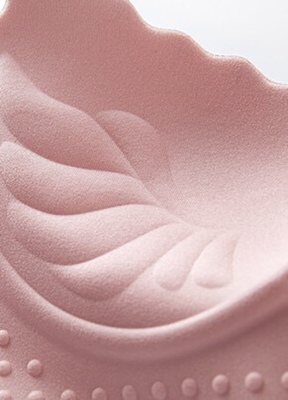 内衣很漂亮，摸起来薄薄的，弹性很大，穿身上非常贴身舒服。舒服透气不憋闷，款式简简单单，关键特别聚拢胸型，下水洗了没变形也没掉色，颜色很正特别喜欢，超级实惠，推荐大家购买!