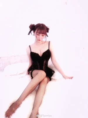 宝贝很好看质量很好哦～表白卖家嘤嘤嘤ovo，这个款对小胸的人很友好（捂脸），拍写真的时候被美女摄影师直夸，说我比好多女孩子都好看啊( ⊙ o ⊙ )啊！作为一个强迫症虽然看到盒子被压有点变形有点不开心哦，但是裙子的真的很棒