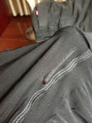 什么鸡儿神裤 要穿了才发现后面有这么大的勾丝 还有一个洞 我真的是