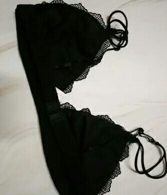 说面料超级棒的肯定是托了，料子很次很廉价，和地摊上的一二十块的差不多吧，而且很小，AB杯的可以考虑下，C以上就兜不住了，包装好看是真，然而并没有什么卵用