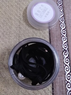 款式不错，穿着效果也挺好的，就是上面的蕾丝好像有点多一样，穿着蕾丝会吐出来，不过不影响效果，只是看着怪怪的，还送了绑头发的橡皮筋，很好，弹力不错，喜欢😊