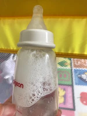 奶粉质地: 容易结块,每次都有好多泡泡,怀疑是不是正品 消化: 排便有点硬 总结: 容易结块,每次都有好多泡泡,怀疑是不是正品 奶粉质地: 容易结块,每次都有好多泡泡,怀疑是不是正品 消化: 排便有点硬 总结: 容易结块,每次都有好多泡泡,怀疑是不是正品