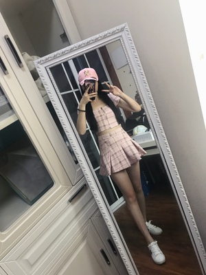 青春无敌的一套，显腰细显腿长，面料很有弹力，穿出去回头率很高。