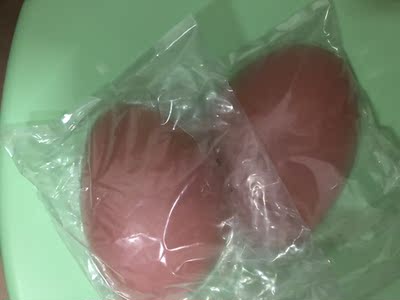 货收到，质量很满意，买回来试穿了一下，非常好的一款产品，聚拢效果挺好的，比较柔软，穿着舒服，晚礼服的服装配上这款产品绝配，棒棒哒，打算再预定几款，天气还是挺热的，露肩的衣服又可以登场了，这无痕的胸贴正好搭，穿上也看不到内衣带子啦！