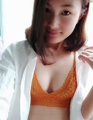 很棒,颜色很喜欢,而且穿着很舒服,有点小性感奥,很满意 很棒,颜色很喜欢,而且穿着很舒服,有点小性感奥,很满意