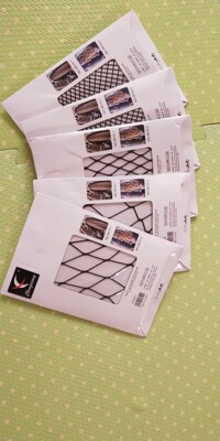 宝贝收到了，质量还不错，一下子买了那么多哈哈能穿好长时间了。一家人都能穿，真的很好，不过有点气味，洗洗就好了吧。我看了和市面上卖的一样只不过市面上贵点，真的是太实惠了，喜欢的朋友可以入手了质量真的不错哦！如果犹豫不决的话可以少买点看看质量