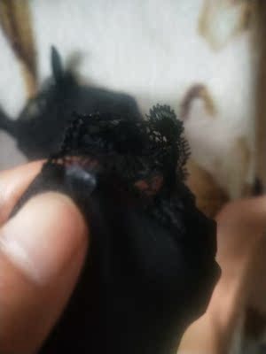 这就这垃圾，自己家买的内裤皮筋都跑出来了，还说是好的，还说是我自己弄的，花钱买买垃圾！