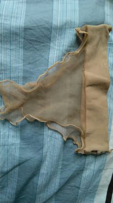 腰松紧带很宽很紧，跟图片不一样。