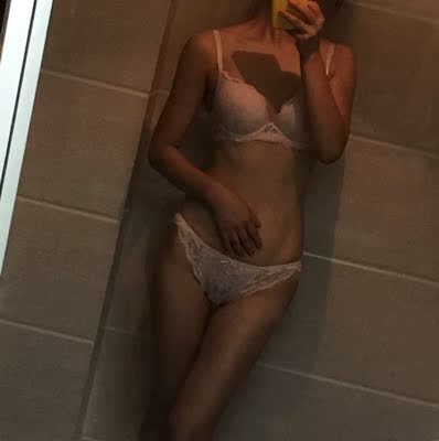 套装很美,奈何自己胸太小,还有些撑不满 套装很美,奈何自己胸太小,还有些撑不满